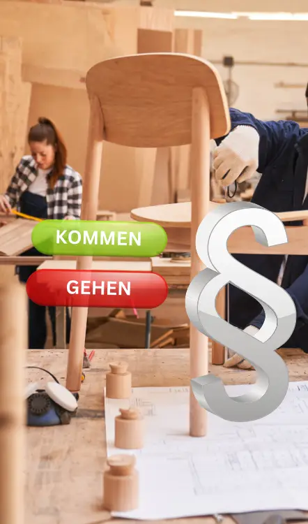 Dokumente und Gesetzestexte auf einem Schreibtisch.